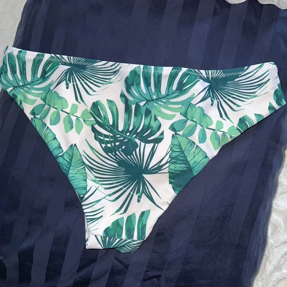 Full bikini - Picture 3 of 5